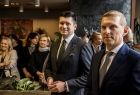 Wicemarszałek Łukasz Smółka stoi wśród ludzi.