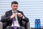 Wicemarszałek Łukasz Smółka przemawia podczas debaty.