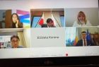 Widok ekranu laptopa a na nim poszczególni uczestnicy wydarzenia.