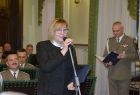 Radna województwa Marta Mordarska trzyma w ręce mikrofon.
