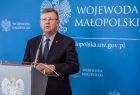 Marszałek Witold Kozłowski stoi przy mównicy. Za nim napis Wojewoda Małopolski.