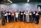 Wicemarszałek Łukasz Smółka stoi z sygnatariuszami porozumienia.