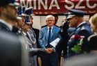 Uroczystości w Szczurowej, grupa osób stoi na placu