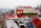 Napis "30 lat Stowarzyszenia Gmin i Powiatów Małopolski", w tle widok na Kraków