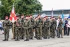 Wojskowa orkiestra gra.