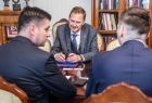 Ambasador rozmawia z wicemarszałkiem.