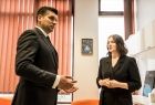 Wicemarszałek Łukasz Smółka rozmawia z kobietą wewnątrz gabinetu.