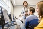 Marta Malec-Lech z zarządu województwa rozmawia z uczniami w sali komputerowej.