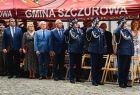 Goście wydarzenia stoją w rzędzie obok namiotu z napisem "Gmina Szczurowa"