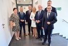 Goście wydarzenia stoją w korytarzu nowego budynku