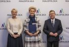 marszałek Witold Kozłowski i Iwona Gibas z zarządu z przedstawicielem Małopolskiej Rady Pożytku Publicznego, w tle ścianka z logo Małopolski