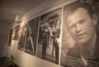 zbliżenie na czarno-białe zdjęcia wiszące na ścianie sali wystawowej przedstawiające Stefana Kapłaniaka