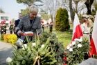 Iwona Gibas z zarządu województwa składa wieniec przed pomnikiem w Jawiszowicach
