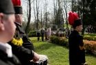 Członek górniczej orkiestry uderzający w werbel. W tle pomnik i honorowa warta harcerzy 