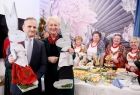 Iwona Gibas z Zarządu Województwa Małopolskiego, radny województwa Rafał Stuglik oraz panie z Kół Gospodyń Wiejskich podczas Wielkanocnego Festiwalu Polsko-Ukraińskich Smaków w Stryszowie