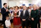Wójt Szymon Duman zwraca się do gości festiwalu. Obok wójta gminy Stryszów stoją Iwona Gibas z zarządu województwa oraz radny Rafał Stuglik. Przed wójtem stoi mały chłopczyk oraz pani z koła gospodyń wiejskich w stroju ludowym