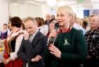 Iwona Gibas z zarządu województwa zwraca się do uczestników Wielkanocnego Festiwalu Polsko-Ukraińskich Smaków w Stryszowie. Obok - radny Rafał Stuglik