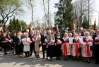 Wspólne zdjęcie uczestników święta 3 maja. W środku Iwona Gibas z Zarządu Województwa Małopolskiego