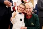 Iwona Gibas z Zarządu Województwa Małopolskiego oraz chłopczyk w białej koszuli z czarną muszką i czerwonych okularach