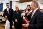 Przemawia radny Rafał Stuglik. Obok stoją Iwona Gibas z zarządu województwa oraz wójt Stryszowa Szymon Duman