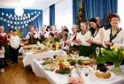 Uczestnicy festiwalu oraz bogato zastawiony wielkanocny stół