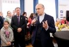 Kapłan zwraca się do uczestników Wielkanocnego Festiwalu Polsko-Ukraińskich Smaków w Stryszowie 