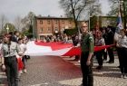 Młodzież niosąca długą biało-czerwoną flagę 