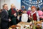 Iwona Gibas z zarządu województwa oraz radny Rafał Stuglik oceniając festiwalowe, wielkanocne potrawy