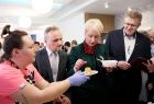 Iwona Gibas z zarządu województwa oraz radny Rafał Stuglik oceniając festiwalowe, wielkanocne potrawy