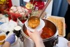 Słynny barszcz ukraiński, nalewany chochlą do miseczki