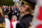 Honorowa warta straży miejskiej. W tle delegacja władz miasta Oświęcim