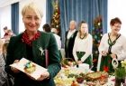 Iwona Gibas z zarządu województwa prezentująca jedną z wielkanocnych, festiwalowych potraw