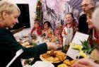 Iwona Gibas z zarządu województwa próbująca festiwalowych potraw