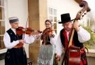 Kapela ludowa przygrywa gościom wydarzenia na skrzypcach