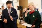 Zwracająca się do zebranych Iwona Gibas z zarządu województwa oraz oklaskujący to wystąpienie wójt Stryszowa Szymon Duman