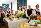 Uczestnicy festiwalu w strojach ludowych i barwne stoły wielkanocne
