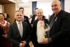 Iwona Gibas z zarządu województwa i radny Rafał Stuglik wraz z uczestnikami wielkanocnego festiwalu