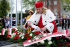 Kwiaty składa rektor Małopolskiej Uczelni imienia rotmistrza Witolda Pileckiego w Oświęcimiu