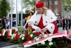 Kwiaty składa rektor Małopolskiej Uczelni imienia rotmistrza Witolda Pileckiego w Oświęcimiu