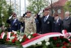 Delegacja wojskowych weteranów salutuje przez Grobem Nieznanego Żołnierza na placu Tadeusza Kościuszki w Oświęcimiu