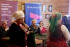Iwona Gibas z zarządu województwa oklaskuje występ pań w strojach ludowych