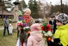 Iwona Gibas z Zarządu Województwa Małopolskiego ubrana w strój regionalny podczas rozmowy z dziećmi