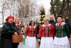 Pięć pań w strojach ludowych i dwaj panowie z wysoką wielkanocną palmą