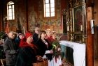 Msza święta w zabytkowym kościele. W nabożeństwie uczestniczą m.in. Iwona Gibas z zarządu województwa oraz dyrektor muzeum w Wygiełzowie Marek Bębenek