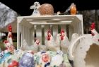Wielkanocne ozdoby, ceramiczne pisanki i koguciki