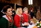Panie w strojach ludowych podczas mszy świętej w kościele