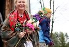 Iwona Gibas z zarządu województwa w stroju ludowym i z wielkanocną palmą
