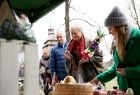 Iwona Gibas z zarządu województwa z wielkanocną palemką i kolorową pisanką