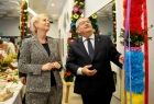 Iwona Gibas ogląda palmę wielkanocną