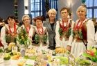 Iwona Gibas i przedstawicielki koła gospodyń wiejskich